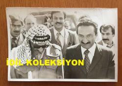 BÜLENT ECEVİT ve FİLİSTİN ULUSAL YÖNETİM ESKİ BAŞKANI YASER ARAFAT'IN ORİJİNAL 3'LÜ FOTOĞRAF SETİ - 18 x 12 cm EBADINDA - YASER ARAFAT, FİLİSTİN KURTULUŞ ÖRGÜTÜ YÜRÜTME KOMİTESİ BAŞKANI ve FİLİSTİN DEVRİM KUVVETLERİ GENEL KOMUTANI SIFATIYLA YAPTIĞI TÜRKİYE ZİYARETİNDE DÖNEMİN BAŞBAKANI BÜLENT ECEVİT'LE GÖRÜŞME YAPARKEN ÇEKİLMİŞ 3 FARKLI FOTOĞRAF, 5 EKİM 1979. ÖZEL ARŞİV