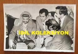 BÜLENT ECEVİT ve FİLİSTİN ULUSAL YÖNETİM ESKİ BAŞKANI YASER ARAFAT'IN ORİJİNAL 3'LÜ FOTOĞRAF SETİ - 18 x 12 cm EBADINDA - YASER ARAFAT, FİLİSTİN KURTULUŞ ÖRGÜTÜ YÜRÜTME KOMİTESİ BAŞKANI ve FİLİSTİN DEVRİM KUVVETLERİ GENEL KOMUTANI SIFATIYLA YAPTIĞI TÜRKİYE ZİYARETİNDE DÖNEMİN BAŞBAKANI BÜLENT ECEVİT'LE GÖRÜŞME YAPARKEN ÇEKİLMİŞ 3 FARKLI FOTOĞRAF, 5 EKİM 1979. ÖZEL ARŞİV