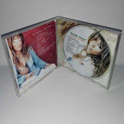 Cd Hande Yener Sen yoluna ben yoluma albümü. Orijinal. Dinlemeyi etkilemeyen çizikler var. Sorunsuz çalışıyor.
