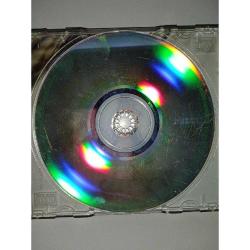 Cd Hande Yener Sen yoluna ben yoluma albümü. Orijinal. Dinlemeyi etkilemeyen çizikler var. Sorunsuz çalışıyor.