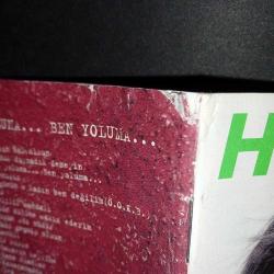 Cd Hande Yener Sen yoluna ben yoluma albümü. Orijinal. Dinlemeyi etkilemeyen çizikler var. Sorunsuz çalışıyor.