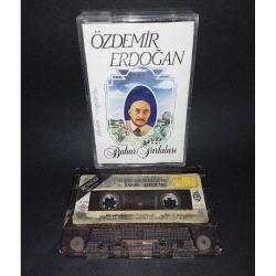 Kaset Özdemir Erdoğan Bahar şarkıları. kartonetin ön yüzünde yazı ve kasetin her iki yüzünde bant izleri var.