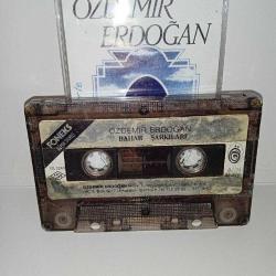 Kaset Özdemir Erdoğan Bahar şarkıları. kartonetin ön yüzünde yazı ve kasetin her iki yüzünde bant izleri var.