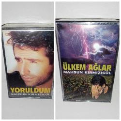 Kaset Mahsun Kırmızıgül yoruldum ülkem ağlar. 2 kaset bir arada box albüm. jelatininde sıfır. Orijinal. Koleksiyonluk