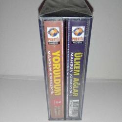 Kaset Mahsun Kırmızıgül yoruldum ülkem ağlar. 2 kaset bir arada box albüm. jelatininde sıfır. Orijinal. Koleksiyonluk