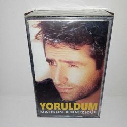 Kaset Mahsun Kırmızıgül yoruldum ülkem ağlar. 2 kaset bir arada box albüm. jelatininde sıfır. Orijinal. Koleksiyonluk