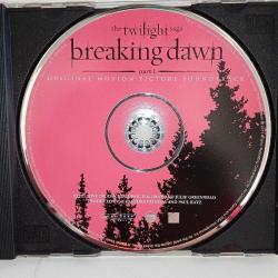 Cd Twilight breaking dawn part 1 soundtrack. Orijinal, Amerikan baskı. Kartoneti yok. Sorunsuz çalışıyor.  Cd kabı içerisinde gönderim yapılacaktır.