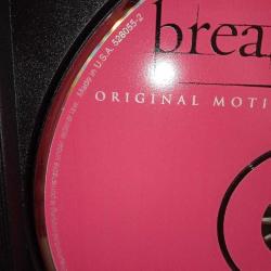 Cd Twilight breaking dawn part 1 soundtrack. Orijinal, Amerikan baskı. Kartoneti yok. Sorunsuz çalışıyor.  Cd kabı içerisinde gönderim yapılacaktır.