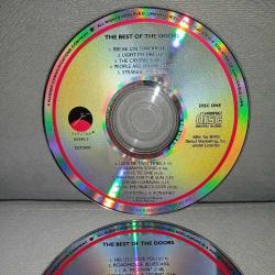 Cd The Best Of The Doors. Orijinal, 1985 Amerikan baskı. Kartoneti yok. 2 Disk. Diskler 10 üzerinden 9.5 Sorunsuz çalışıyor. Cd kabı içerisinde gönderim yapılacaktır.