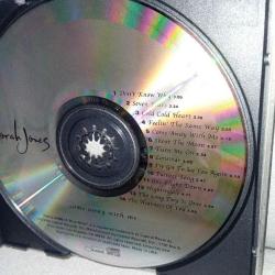 Cd Norah Jones come away with me. Orijinal, Amerikan baskı. Kartoneti yok. Disk 10 üzerinden 9 Sorunsuz çalışıyor. Cd kabı içerisinde gönderim yapılacaktır.