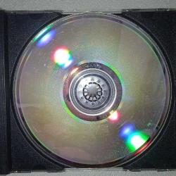 Cd Scorpions still loving you. Orijinal, 1992 Hollanda baskı. Arka kartoneti YOK. Dinlemeyi etkilemeyen çizikler var. Sorunsuz çalışıyor.