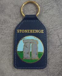 STONEHENGE TARİHİ ANIT TEMALI  ANAHTARLIK . İNGİLTERE YAPIMI. ARKASINDA İNGİLTERE TARİHİ YAPILARI YÖNETEN KURUMUN ADI VAR. KONDİSYON YÜKSEK KOLEKSİYONLUK NADİR