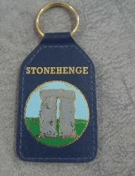 STONEHENGE TARİHİ ANIT TEMALI  ANAHTARLIK . İNGİLTERE YAPIMI. ARKASINDA İNGİLTERE TARİHİ YAPILARI YÖNETEN KURUMUN ADI VAR. KONDİSYON YÜKSEK KOLEKSİYONLUK NADİR