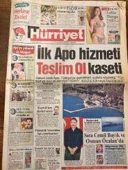 HÜRRİYET GAZETESİ DOĞUM GÜNÜ HEDİYESİ - 21 ŞUBAT 1999 -TAM TAKIM 42 SAYFADIR -Öcalan-Cemil Bayık-Osman Öcalan-Oktay Ekşi-Ecevit-Süleyman Seba-Hasan Arat-Amokachi-Toshack-İsmail Özkan-Şanlı Sarıalioğlu-Korkut Öze-İlyas Namoğlu-Murat-Selami Tiryaki-Rüştü Reçber-Ali Çoban-Selahattin Dönmez-Ali Ece-Sibel Demiriz-Bekir Coşkun-Melike Çiğdem Çelik-Doğan Yurdakul-Birsen Çelik-Yılmaz Erdoğan-Oya Başar-Ferhan Şensoy-Sadri Alışık  İlk Apo hizmeti Teslim Ol kaseti-Apo’yu yakacak üç fotoğraf-Ecevit’ten devlet sözü-Pişmanlık Yasası’ndan Apo yararlanamaz-Sıra Cemil Bayık ve Osman Öcalan’da-Dünya basını: PKK Avrupa kaybetti-Kartal 1-1 eriyor-Para sözü yetmedi-Amokachi ikna edildi-Fener Metin’e ağlıyor-Her şeyin sonu değil-Erken sönen umutlar-Ölüme birlikte gittiler-Başka canlar yanmasın-Hayat Güzeldir-Devlet Düşmanı-Meet Joe Black-Sen Hiç Ateşböceği Gördün mü-Üç Baba Hasan-Ferhangi Şeyler-Parazit-Yaşasın Zübük-Son Tango-Her şeyin bir sırrı vardır-Herkesin Bildiği Sırlar-Peter Pan