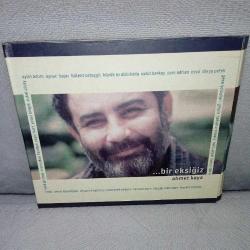 CD Ahmet Kaya Bir eksiğiz. 2 cd. Dinlemeyi etkilemeyen yoğun çizikler var. Sorunsuz çalışıyor. Ceza, Redd, Hayko Cepkin, Aylin Aslım Aynur bajar Vedat Yıldırım Bülent Ortaçgil Büyük ev ablukada Cem Adrian gece yolcuları Gripin Hakan Vreskala, Halil Sezai Harun Tekin Leman sam Mehmet Erdem Cahit Berkay Niyazi Koyuncu Sezen Aksu Teoman Yaşar kurt Yavuz Bingöl öykü Gürman Zuhal Olcay