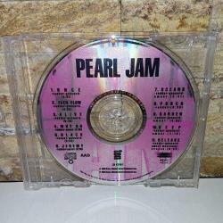 Cd Pearl Jam Ten albümü. Orijinal, 1991 Amerikan baskı. Kartoneti yok. Disk 10 üzerinden 8.5 fakat sadece 2. şarkıda takılıyor. Diğer şarkılar sorunsuz çalışıyor. Bu duruma göre alım yapınız!