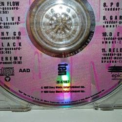 Cd Pearl Jam Ten albümü. Orijinal, 1991 Amerikan baskı. Kartoneti yok. Disk 10 üzerinden 8.5 fakat sadece 2. şarkıda takılıyor. Diğer şarkılar sorunsuz çalışıyor. Bu duruma göre alım yapınız!