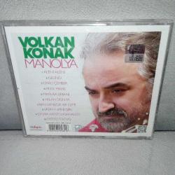 Cd Volkan Konak Manolya albümü. Orijinal, Dinlemeyi etkilemeyen çizikler var. Sorunsuz çalışıyor.