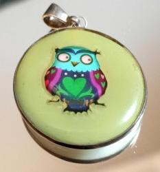 GÜMÜŞ ÇERÇEVELİ  BİR TARAFI MİNELİ BAYKUŞ FİGÜRLÜ  BİR TARAFI SEDEF  ÇİFT TARAFLI KULLANILABİLEN KOLYE UCU