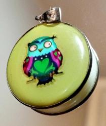 GÜMÜŞ ÇERÇEVELİ  BİR TARAFI MİNELİ BAYKUŞ FİGÜRLÜ  BİR TARAFI SEDEF  ÇİFT TARAFLI KULLANILABİLEN KOLYE UCU