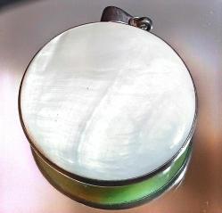 GÜMÜŞ ÇERÇEVELİ  BİR TARAFI MİNELİ BAYKUŞ FİGÜRLÜ  BİR TARAFI SEDEF  ÇİFT TARAFLI KULLANILABİLEN KOLYE UCU