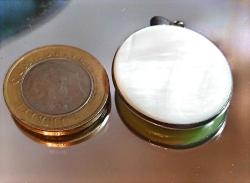 GÜMÜŞ ÇERÇEVELİ  BİR TARAFI MİNELİ BAYKUŞ FİGÜRLÜ  BİR TARAFI SEDEF  ÇİFT TARAFLI KULLANILABİLEN KOLYE UCU