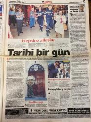 HÜRRİYET GAZETESİ DOĞUM GÜNÜ HEDİYESİ - 26 AĞUSTOS 1999 -TAM TAKIM 38 SAYFADIR -Tarkan-Veli Göçer-Oya Eroğlulu-Ayşe Arman-Holli Özkan-Turgay Şeren-Ziya Şengül-İlhan Söyler-Bekir Coşkun-Sabina Ferah-Müesser Ersoy-Kaan Girgin-Demet Akalın-Ferdi Tayfur-Ahmet Kaya-Hande Ataizi-Hüsnü Gökhan-Serdar Turgut  Bir Tuğla da Siz Koyun-Sadece %10 İçin-Sıva Bile Dökülmedi-Acı İtiraflar-Yardım 42 Trilyon-Ecevit Harcamalar Şeffaf Olacak-Hayat Kurtarırken Annesini Kaybetti-Bin Kişi Daha Kurtarılırdı-Teşekkürler Fener’im-Acılar Santrada-Sağolasın Aslanım-Hakan Şükür’e 8 Dikiş-Asrın Yüzsüzü-Hırsız ve Vicdansız-Umutlar Tükendi-Deprem Ünlüleri de Ağlattı-Seda’cık Tek Başına-Orta Sınıf Devrimi-Emin Çölaşan-Dilek Duru-Hakan Tartan-Cüneyt Ülsever-Ertuğrul Özkök-Oktay Ekşi-Selim Türsay-Bulent Ecevit  Hepsine Alkışlar-Tarihi Bir Gün-Teşekkür Çiçeği-Dostluğumuzu Hep Hatırlayın-Komşu’yla Barış Rüzgarı-Yardım Çöplüğü-Şimdi de Çevre Alarmı-Bebeğime Sıcak Yemek Lütfen-Kanal 6’ya Sansür Siyasi-Çadırkente Elektrik-Tam