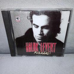 Cd Haluk Levent arkadaş. Orijinal 1997 Sarı bandrollü dönem baskı albümü. Dinlemeyi etkilemeyen çizikler var. Sorunsuz çalışıyor. Ön kartonet birbirine yapışık, yıpranma var.