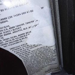 Cd Haluk Levent arkadaş. Orijinal 1997 Sarı bandrollü dönem baskı albümü. Dinlemeyi etkilemeyen çizikler var. Sorunsuz çalışıyor. Ön kartonet birbirine yapışık, yıpranma var.