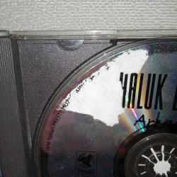 Cd Haluk Levent arkadaş. Orijinal 1997 Sarı bandrollü dönem baskı albümü. Dinlemeyi etkilemeyen çizikler var. Sorunsuz çalışıyor. Ön kartonet birbirine yapışık, yıpranma var.