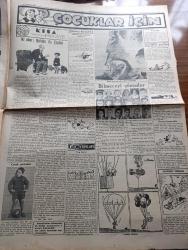 Cumhuriyet Gazetesi - 18 İkincikanun (Ocak) 1940 - mükemmel bir ittifak örneği yazan Yunus Nadi Başmakale - felaketse'de mıntıkaya yapılacak yardım - başvekilimiz Refik Saydam'ın beyanatı - Refik İnce Fuad Umay Ziya Gevher Etili Fuad Ağralı fotoğraf - Finlerin yeni zaferi Sovyet Kıtaları Ladoga Cephesinde ricat ediyor - İsveç başvekili Hansson'un mühim bir Nutku - Almanlar garp cephesine yeniden asker yığıyorlar - yeni yapılan denizaltı gemilerimizden biri seyir halinde fotoğraf - Garp cephesindeki İngiliz askerleri istirahat halinde fotoğraf - tarihten yapraklar yazan Kadircan Kaflı - kurbanlık koyun fiyatları yükseliyor - Ford davası neticeleniyor - Hristiyan cephesi teşkilatı - hurmalar altında Cemile filmi Lale sinemasında - Hacı Resul filmi bu akşam Sakarya sinemasında - Erzincan büyük felaketi zelzele filmi Beyoğlu İpek Saray Sakarya  İstanbulda milli ve Alemdar sinemalarında - faşist Partisi sekreteri Ettore Mutinin bir tamimi - Ankara muhteliti bayramda İstanbul'da