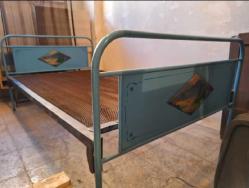 1970.lerden, Bulgaristan malı, yaylı somya demonte karyola  Baza başlık ve ayaklıkta el çizimi resim var. Orjinalinden böyle.   demonte