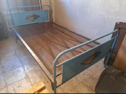 1970.lerden, Bulgaristan malı, yaylı somya demonte karyola  Baza başlık ve ayaklıkta el çizimi resim var. Orjinalinden böyle.   demonte