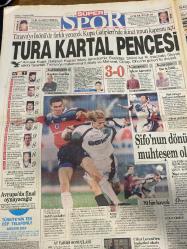 HÜRRİYET GAZETESİ DOĞUM GÜNÜ HEDİYESİ - 18 EYLÜL 1998 -TAM TAKIM 46 SAYFADIR -Adau-Mesut Yılmaz-Tony Blair-Gerhard Schröder-Lionel Jospin-Romano Prodi-Poul Nyrup Rasmussen-Oktay Ekşi-Hakan Şükür-Ümit-Hagi-Fatih Terim-Bene Inzaghi-Ruşen Güven-Sami Sarıalioğlu-Vedat Okyar-Korkut Göze-İsmail Er-Mahmut Demir-Yener Kaya-Alaaddin-Franz-Jörg Haider-Rafet Yahya Khaled Adau-Hatip Dicle-Barzani-Talabani-Madeleine Albright-Ferai Tınç-Hamaney-Bill Clinton-Tencere Dibin Kara  Son zafer Kartal’ın-İstihbarat fiyaskosu-İlahici bürokrata genel müdür desteği-Yılmaz: Yetkim olsa türbanı çözerim-Bakana mafya tehdidi-WAPC Kongresi-Ak Çarşamba’dan kaçış formülü: Altın-Avrupalı liderler CHP’ye çalışacak-Borsa 2 binin altına düştü-Türk futbolu devleşiyor-Hakan’ın intikamı-Geleceğe bakalım-Tura Kartal pençesi-Şifo’nun dönüşü muhteşem oldu-Avrupa’da final oynayacağız-İstihbarat rezaleti-PKK’lı Eva’ya 15 yıl-Yener Kaya dosyası yeniden açılıyor-Çakıcı olayı Stern’de-Heybeli için 72 saat ek süre-Hatip Dicle’ye 1 y