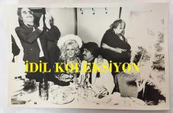 TÜRK SANAT MÜZİĞİ SANATÇISI SEVİM TUNA'NIN ORİJİNAL FOTOĞRAFI - 18 x 12 cm EBADINDA - SEVİM TUNA SEVGİLİSİ SAMİ GÜÇLÜ'YLE MASASINDA HATIRA POZU VERİRKEN ÇEKİLMİŞ BİR KARE