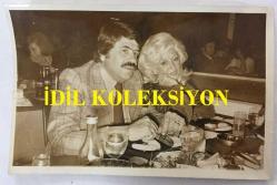 TÜRK SANAT MÜZİĞİ SANATÇISI SEVİM TUNA'NIN ORİJİNAL FOTOĞRAFI - 18 x 12 cm EBADINDA - SEVİM TUNA SEVGİLİSİ SAMİ GÜÇLÜ'YLE YEMEK YEDİĞİ MASADA POZ VERİRKEN ÇEKİLMİŞ BİR KARE