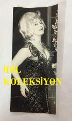 TÜRK SANAT MÜZİĞİ SANATÇISI SEVİM TUNA'NIN ORİJİNAL FOTOĞRAFI - 20 x 11,5 cm EBADINDA - SEVİM TUNA SİYAH ŞIK ELBİSESİYLE GÜLÜMSEYEREK POZ VERİRKEN ÇEKİLMİŞ BİR KARE