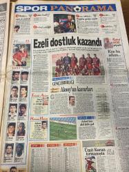 HÜRRİYET GAZETESİ DOĞUM GÜNÜ HEDİYESİ - 29 EYLÜL 1998 -TAM TAKIM 46 SAYFADIR -Yavuz Ataç-Alaattin Çakıcı-Sedat Simavi-Mesut Yılmaz-Meral Akşener-Süleyman Demirel-Savaş Ay-Tayyip Erdoğan-Rauf Denktaş-İsmail Cem-Özer Çiller-Hikmet Çetin-Turgut Sunalp-Oktay Ekşi-Uğur Ergan-Gerhard Schröder-Doris Kopf-Turgay Şeren-Atilla Donat-Fatih Terim-Filipescu-Rüştü-Hakan Şükür-Suat-Okan Buruk-Hasan Şaş-Toshack-Bünyamin Aydın-Kerim Güzey-Korkut Göze-Hakan Demir-Ümit Özat-Tayfur-Zeki-Ünal-Özkan-Geremi-Vugrinec-Amokachi-Karol Pecze-Bülent Uzun-Aykut Kocaman-Ümit Karan-Bekir Coşkun-Nihat Akgün-Sevim Mayalı-Hande Ataizi-Fikret Kuşkan-Zeyda-Onuncu Köy Açıklıyoruz-Bilgi veren Ataç’tır-Yılmaz Akşener’i istifaya çağırdı-Bana bir şey olursa Tayyip’ten sorun-Alman Elçi Türkiye ile yeni bir sayfa açılıyor-Avrupa’da iki ülke hariç her yer sol-Terim’e tam destek-Hedef Bilbao-Kart uyarısı-Toshack temkinli-Ezeli dostluk kazandı-Aksoy’un kararları-Aykut’tan akıl dolu gol-Ümit Karan tırmanışta-Akıl almaz ceza mahkemel