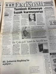 HÜRRİYET GAZETESİ DOĞUM GÜNÜ HEDİYESİ - 29 EYLÜL 1998 -TAM TAKIM 46 SAYFADIR -Yavuz Ataç-Alaattin Çakıcı-Sedat Simavi-Mesut Yılmaz-Meral Akşener-Süleyman Demirel-Savaş Ay-Tayyip Erdoğan-Rauf Denktaş-İsmail Cem-Özer Çiller-Hikmet Çetin-Turgut Sunalp-Oktay Ekşi-Uğur Ergan-Gerhard Schröder-Doris Kopf-Turgay Şeren-Atilla Donat-Fatih Terim-Filipescu-Rüştü-Hakan Şükür-Suat-Okan Buruk-Hasan Şaş-Toshack-Bünyamin Aydın-Kerim Güzey-Korkut Göze-Hakan Demir-Ümit Özat-Tayfur-Zeki-Ünal-Özkan-Geremi-Vugrinec-Amokachi-Karol Pecze-Bülent Uzun-Aykut Kocaman-Ümit Karan-Bekir Coşkun-Nihat Akgün-Sevim Mayalı-Hande Ataizi-Fikret Kuşkan-Zeyda-Onuncu Köy Açıklıyoruz-Bilgi veren Ataç’tır-Yılmaz Akşener’i istifaya çağırdı-Bana bir şey olursa Tayyip’ten sorun-Alman Elçi Türkiye ile yeni bir sayfa açılıyor-Avrupa’da iki ülke hariç her yer sol-Terim’e tam destek-Hedef Bilbao-Kart uyarısı-Toshack temkinli-Ezeli dostluk kazandı-Aksoy’un kararları-Aykut’tan akıl dolu gol-Ümit Karan tırmanışta-Akıl almaz ceza mahkemel