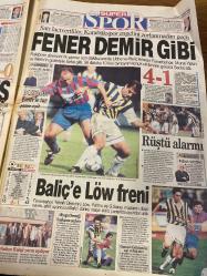 HÜRRİYET GAZETESİ DOĞUM GÜNÜ HEDİYESİ - 13 EYLÜL 1998 -TAM TAKIM 44 SAYFADIR -Hillary Clinton-Bill Clinton-Monica Lewinsky-Oktay Ekşi-Doğan Uluç-Esen Ünür-Harika Avcı-Sedat Atılgan-Löw-Ziya Şengül-Rüştü-Osman Göktan-Murat Yakin-Uche-Baliç-Metin Diyadin-Sergen Yalçın-Fatih Terim-Hakan Şükür-Ümit Davala-Hakan Ünsal-Popescu-Turgay Şeren-Yavuz Gökmen-Ruşen Güven-İlyas Namıkoğlu-İlhan Söyler-Abdullah Öcalan-Yalçın Bayer-Mustafa Küçük Hillary’ye ayıp etti-Hillary’den halka-Bill’den Monica’ya-Başkan deviren gazete raporun tümünü verdi-Clinton’un elimi ısırıyormuş-Harika’nın harika yat fotoğrafları-Fener demir gibi-Baliç’e Löw freni-Rüştü alarmı-Muhteşem kükreyiş-Özlenen tablo-Popescu’yu küstürdüler-Monica’nın aşk sancıları-Oral seks için zamanım yok-Bill’in evliliği nasıl gidiyor-Clinton savunmada-Baba’dan Yeşil muamması-Öcalan PKK’yı lağvetmeye hazırım-Minicik yunus ailesini arıyor-Ormana dağ komandosu-Dün de 3 yerde yangın çıktı