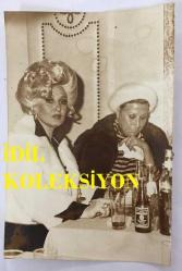 TÜRK SANAT MÜZİĞİ SANATÇISI SEVİM TUNA'NIN ve MÜZEYYEN SENAR'IN ORİJİNAL FOTOĞRAFI - 18 x 12 cm EBADINDA - SEVİM TUNA ve MÜZEYYEN SENAR BİRLİKTE YEMEK YERLERKEN ÇEKİLMİŞ BİR HATIRA FOTOĞRAFI