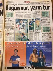 HÜRRİYET GAZETESİ DOĞUM GÜNÜ HEDİYESİ - 11 AĞUSTOS 1998 -TAM TAKIM 40 SAYFADIR -Ayşegül Tecimer-Gülay Aslıtürk-Hasan Denizkurdu-Selim Edes-Rose-Demirel-Tansu Çiller-Oktay Ekşi-Mesut Yılmaz-Hüseyin Kıvrıkoğlu-Hakan Şükür-Sergen-Vugrinec-Milne-Güven Barış-Hami-Sanver-Toshack-Amokachi-Ohen-Korkut Göze-Hagi-Lindsay Davenport-Berna Yılmaz-Hasan Yılmaz-Kurtar-Fevzi-Hikmet-Hüseyin Kalpar-Serdar Çakır-Suat-Orhan-R. Kingin-Hakan Biçici-Oktay-Pereko-Sadık İlhan-Bülent Tuncay  Ellerine sağlık-15 yaşındaki kepçeci mahalleyi yıkıyordu-THY’nin iki uçağı tehlike atlattı-Bugün vur yarın tur-Fenerbahçe tek forvet-En kral Cimbom-Milne Krakow’u hafife almıyoruz-Boğalarda Haliçliğe yer vermeyecek-Sanki bir şeytan-Kabuğumuzu kıracağız-İyi ve kötü adam-Hagi’nin büstü ödül oldu-Bursaspor karıştı-Davenport şampiyon-Berna Yılmaz’dan Hasan’a sürpriz-Kurtar zirveyi sarsacağız-Perdeyi Sergen açtı-Haftanın en güzel golü Hagi’den ustalık mührü-Haftanın takımı Karabükspor-Fener’in dili yok-Gol krallığı Oktay Beşikta