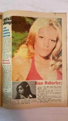 SAMANYOLU ELBİSE PATRON İLAVELİ MECMUA DERGİ - 9 AĞUSTOS 1973 — SAYI: 84 - AJDA PEKKAN - ERTAN ANAPA - ALL KOCATEPE - ASU MARALMAN - SELÇUK ALAGÖZ - RANA ALAGÖZ - ARİF MARDİN - HÜLYA ILGAZ - FATOŞ GÜMAN - MEHMET TANERİ - SALİM DÜNDAR - TARIK AKAN - EMEL SAYIN - ERTEM EĞİLMEZ - MÜNİR ÖZKUL - METİN AKPINAR - ZEKİ ALASYA - TURGUT BORALI - HALİT AKÇATEPE - SUZAN USTAN - SEYYAL TANER - MÜŞERREF TEZCAN - PERİHAN SAVAŞ - GÜL TANER - SERDAR GÖKHAN - TAMER YİĞİT - GÜLİSTAN OKAN - YÜCEL UÇANOĞLU - DENİZ ERKANAT - YILMAZ DURU - İRFAN ATASOY - HAMİYET YANKI - PATATES KALYASI - ELMA TATLISI - YAZLIK TRİKO BLUZLAR - AJDA PEKKAN TİCARETE ATILIYOR - ERTAN ANAPA’DAN YENİ PLAK VE YARIŞMA HAZIRLIĞI - KISA MÜZİK HABERLERİ - TARIK AKAN YABANCI DİL ÖĞRENİYOR - SEYYAL TANER DANSÖZLÜĞÜ REDDETTİ - MÜŞERREF TEZCAN DOĞUM SONRASI SETE DÖNDÜ - PERİHAN SAVAŞ’IN ROLÜ GÜL TANER’E GEÇTİ - GÜLİSTAN OKAN’DAN CESUR SAHNE - DENİZ ERKANAT “SUSUZ YAZ”DA ASİYE ROLÜNDE - 36 SAYFA