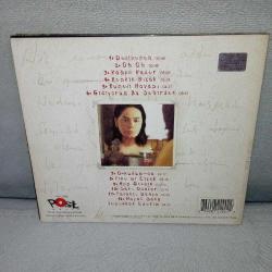 Cd Sezen Aksu Deliveren deli veren albümü. Orijinal. kitapçık ve şarkı sözlerinin yazılı olduğu kartlar mevcut. Dinlemeyi etkilemeyen çizikler var.  Sorunsuz çalışıyor