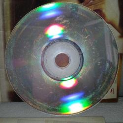 Cd Sezen Aksu Deliveren deli veren albümü. Orijinal. kitapçık ve şarkı sözlerinin yazılı olduğu kartlar mevcut. Dinlemeyi etkilemeyen çizikler var.  Sorunsuz çalışıyor