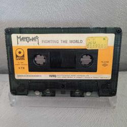 Kaset Manowar fighting the world albümü. Orijinal. 1989 kağıt baskı. Kartoneti yok. Baştan sona dinlendi sorunsuz çalışıyor.