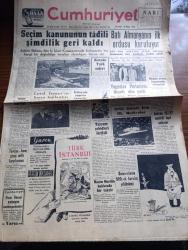 Cumhuriyet Gazetesi - 16 Mayıs 1953 - seçim kanununun tadili şimdilik geri kaldı - yapılan gemilerden biri dünkü tören sırasında denize indirilirken fotoğraf - Batı Almanya'nın ilk ordusu kuruluyor - Yugoslav parlamento heyeti dün geldi fotoğraf - memur evleri inşaatında yolsuzluk - İstanbul'da 15117 motorlu taşıt çalışıyor - 1953 güzeli için Gavriyeloğlu firmasının kraliçe vereceği altın yaldızı gümüş kemer fotoğraf - NATO genel sekreteri Lord İsmay'ın basın toplantısı - Türkiye İsveç güreş milli karşılaşması - İstanbul üniversitesi'nin 500. Kuruluş yıldönümü - Kore'de Türk zaferi - Piç Kurusu yazan Azmiye Hami Güven Yazı Dizisi - hayvan hakları Yazan A. Adnan Adıvar - İstanbul sokakları Yazan Burhan Felek - Cennet Yolu yazan Steinbeck Yazı Dizisi - Luton Town bugün Vefa ile karşılaşacak - İstanbul Belediyesi Şehir Tiyatroları dram kısmında Tartuffe komedi kısmında Bugün pazar - taç giyme Kupası futbol maçları - Daktilografi Sivas Şampiyonası Dün yapıldı fotoğraf -19 Mayıs gösterileri
