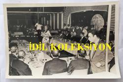 TÜRK SANAT MÜZİĞİ SANATÇISI SEVİM TUNA'NIN ORİJİNAL FOTOĞRAFI - 18 x 12 cm EBADINDA - SEVİM TUNA GAZİNODA MÜŞTERİ MASALARINA YÜRÜYEREK ŞARKI SÖYLERKEN ÇEKİLMİŞ BİR KARE