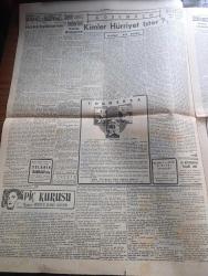Cumhuriyet Gazetesi - 13 Mayıs 1953 - Mesut devrin eşiğinde Cumhuriyet Başmakale - Amerika'da askeri şefler değiştirildi - Dumlupınar davasına bugün devam ediliyor - sanık Kaptan Oscar Lorentzon muhakemenin ilk günlerinde avukatı ile müşavere ederken fotoğraf - Sarıyar hidroelektrik santrali tüneli açıldı - törende bulunan Celal Bayar Başbakan Adnan Menderes bakanlar ve Amerikan Büyükelçisi öğle üstü yemek yerlerken fotoğraf - gümrük ve tekel varidatı yükseliyor - Misbah Uras aleyhine dava açılıyor - Cihat baban dil değiştirdi - Piç Kurusu yazan Azmiye Hami Güven Yazı Dizisi - Yarın Ramazan - kimler Hürriyet ister yazan Hasan Ali Yücel - İstihsal Ve fiyatlar yazan Burhan Felek - Cennet Yolu yazan Steinbeck Yazı Dizisi - Türkiye İsveç güreş karşılaşması - tehlikeli hırsızlar filmi Lale sinemasında - Cannes sinema festivalinden sonra yazan Aydemir Balkan - Kırkpınar güreşlerinde organizasyon bozuktu yazan Feyyaz Tokar - Orhan Burianı kaybettikten sonra yazan Suat Taşer - günün fotoğrafı