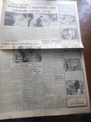 Cumhuriyet Gazetesi - 13 Mayıs 1953 - Mesut devrin eşiğinde Cumhuriyet Başmakale - Amerika'da askeri şefler değiştirildi - Dumlupınar davasına bugün devam ediliyor - sanık Kaptan Oscar Lorentzon muhakemenin ilk günlerinde avukatı ile müşavere ederken fotoğraf - Sarıyar hidroelektrik santrali tüneli açıldı - törende bulunan Celal Bayar Başbakan Adnan Menderes bakanlar ve Amerikan Büyükelçisi öğle üstü yemek yerlerken fotoğraf - gümrük ve tekel varidatı yükseliyor - Misbah Uras aleyhine dava açılıyor - Cihat baban dil değiştirdi - Piç Kurusu yazan Azmiye Hami Güven Yazı Dizisi - Yarın Ramazan - kimler Hürriyet ister yazan Hasan Ali Yücel - İstihsal Ve fiyatlar yazan Burhan Felek - Cennet Yolu yazan Steinbeck Yazı Dizisi - Türkiye İsveç güreş karşılaşması - tehlikeli hırsızlar filmi Lale sinemasında - Cannes sinema festivalinden sonra yazan Aydemir Balkan - Kırkpınar güreşlerinde organizasyon bozuktu yazan Feyyaz Tokar - Orhan Burianı kaybettikten sonra yazan Suat Taşer - günün fotoğrafı